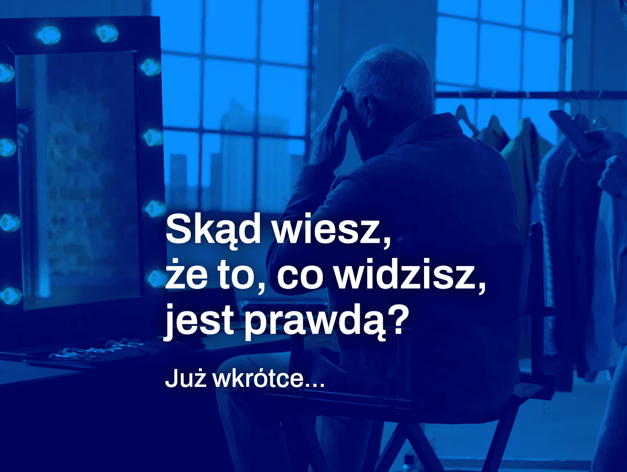 Starszy mężczyzna siedzi przed lustrem w garderobie, trzymając się za głowę jakby w zamyśleniu lub niepewności. W tle widać stojak z ubraniami i inne osoby. Na obrazie znajduje się napis: „Skąd wiesz, że to, co widzisz, jest prawdą? Już wkrótce...”.
