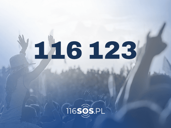 Numer 116 123 na tle widowni na festiwalu. 