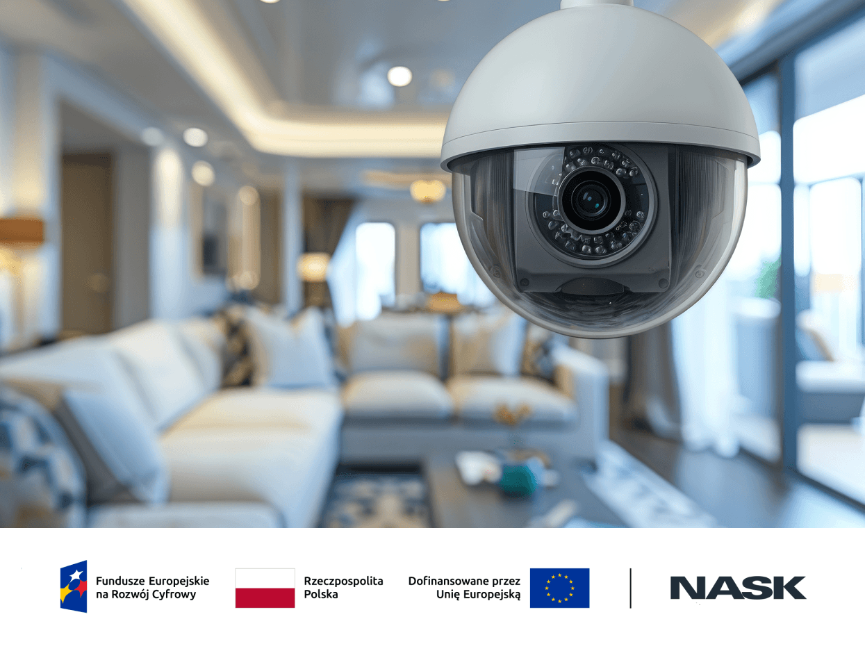 Kamera monitoringu zamontowana wewnątrz eleganckiego, nowoczesnego salonu. Na dole grafiki znajdują się logotypy Funduszy Europejskich, Rzeczypospolitej Polskiej, Unii Europejskiej oraz NASK.”