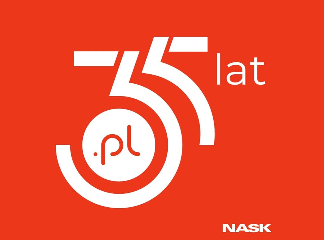 Grafika z czerwonym tłem, przedstawiająca biały napis "35 lat .pl" z logotypem domeny .pl umieszczonym centralnie wewnątrz stylizowanej liczby 35. W prawym dolnym rogu znajduje się logo NASK – instytutu odpowiedzialnego za domenę .pl. Grafika symbolizuje 35-lecie istnienia polskiej domeny internetowej.