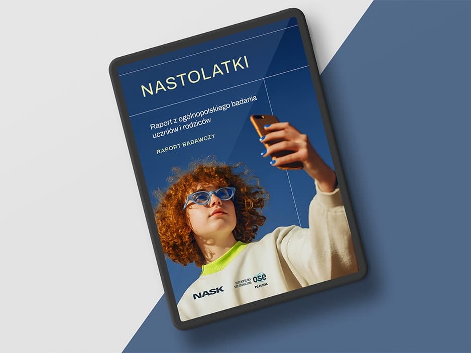 Okładka raportu badawczego zatytułowanego „Nastolatki” wyświetlona na tablecie. Na okładce widoczna jest młoda osoba z kręconymi włosami i okularami przeciwsłonecznymi, robiąca selfie smartfonem na tle nieba.