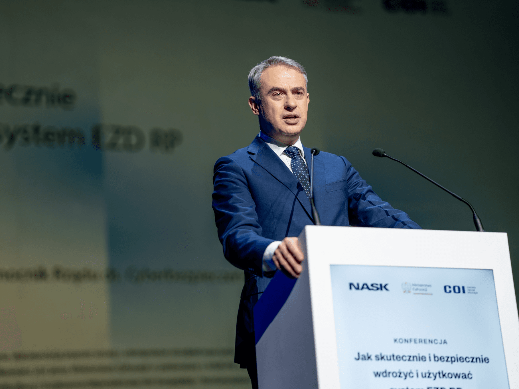 Krzysztof Gawkowski na scenie podczas konferencji EZD RP.