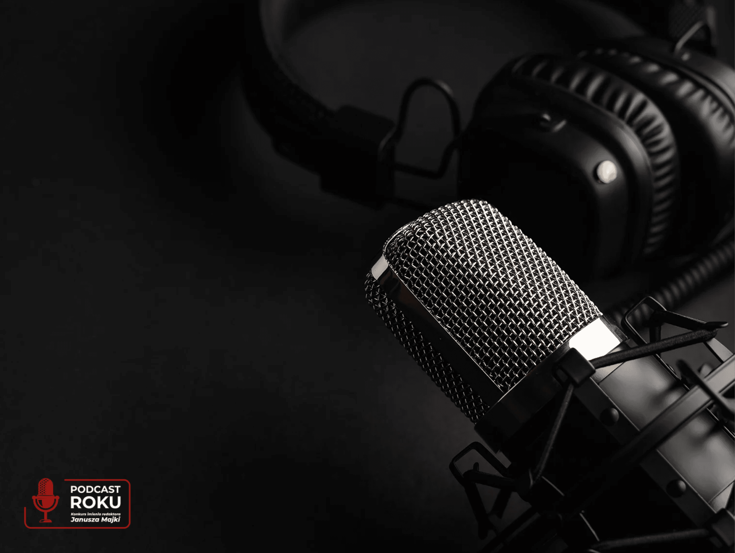 Duże zbliżenie na mikrofon i słuchawki. Na dole logo podcast roku
