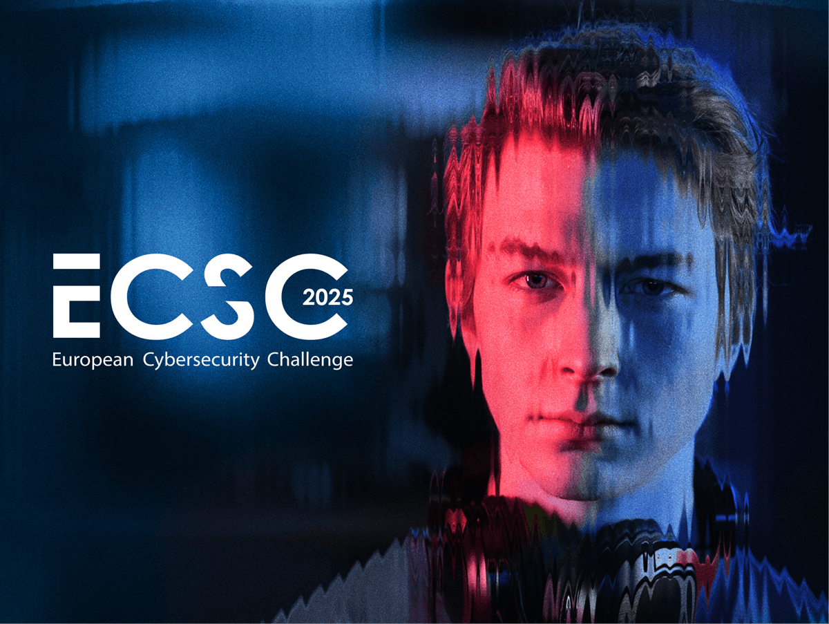 Grafika promująca European Cybersecurity Challenge 2025. Po lewej stronie widoczne jest logo wydarzenia: „ECSC 2025 – European Cybersecurity Challenge”. Po prawej stronie znajduje się zdeformowany cyfrowo wizerunek młodego mężczyzny, którego twarz podzielona jest na dwie kolorowe połówki – czerwoną i niebieską – symbolizujące kontrast między zagrożeniami a ochroną w cyberprzestrzeni.