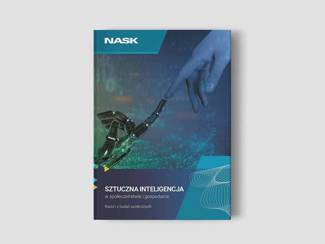Okładka raportu NASK przedstawiająca mechaniczną dłoń sięgającą w stronę ludzkiej dłoni na tle cyfrowych danych i abstrakcyjnych grafik. Tekst na okładce: „NASK Sztuczna Inteligencja w społeczeństwie i gospodarce.