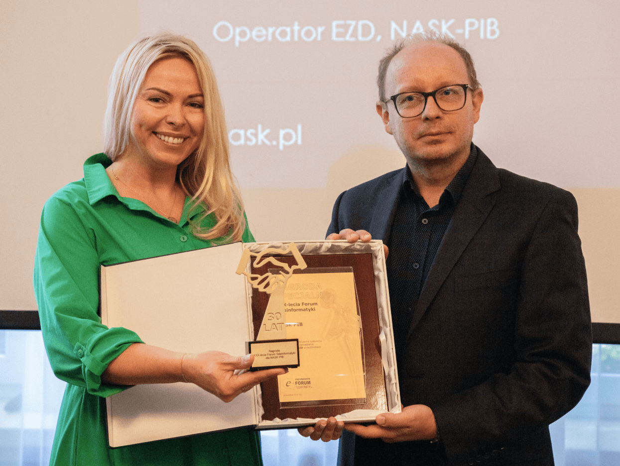 Podczas jubileuszowej edycji Forum Teleinformatyki dyrektor instytutu badawczego NASK odebrał nagrodę specjalną za EZD RP. Nowy system do elektronicznego zarządzania dokumentacją wdrożono już w ponad 820 podmiotach administracji publicznej. Z systemów klasy EZD wytwarzanych, wdrażanych i utrzymywanych przez NASK (EZD PUW i EZD RP) korzysta łącznie ponad 3700 jednostek.