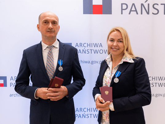 Magdalena Sawicka, dyrektor Oddziału NASK Białystok, oraz Mariusz Madejczyk, zastępca dyrektora NASK ds. Nowych Technologii dla Polityk Publicznych uhonorowani Medalami Stulecia Odzyskanej Niepodległości