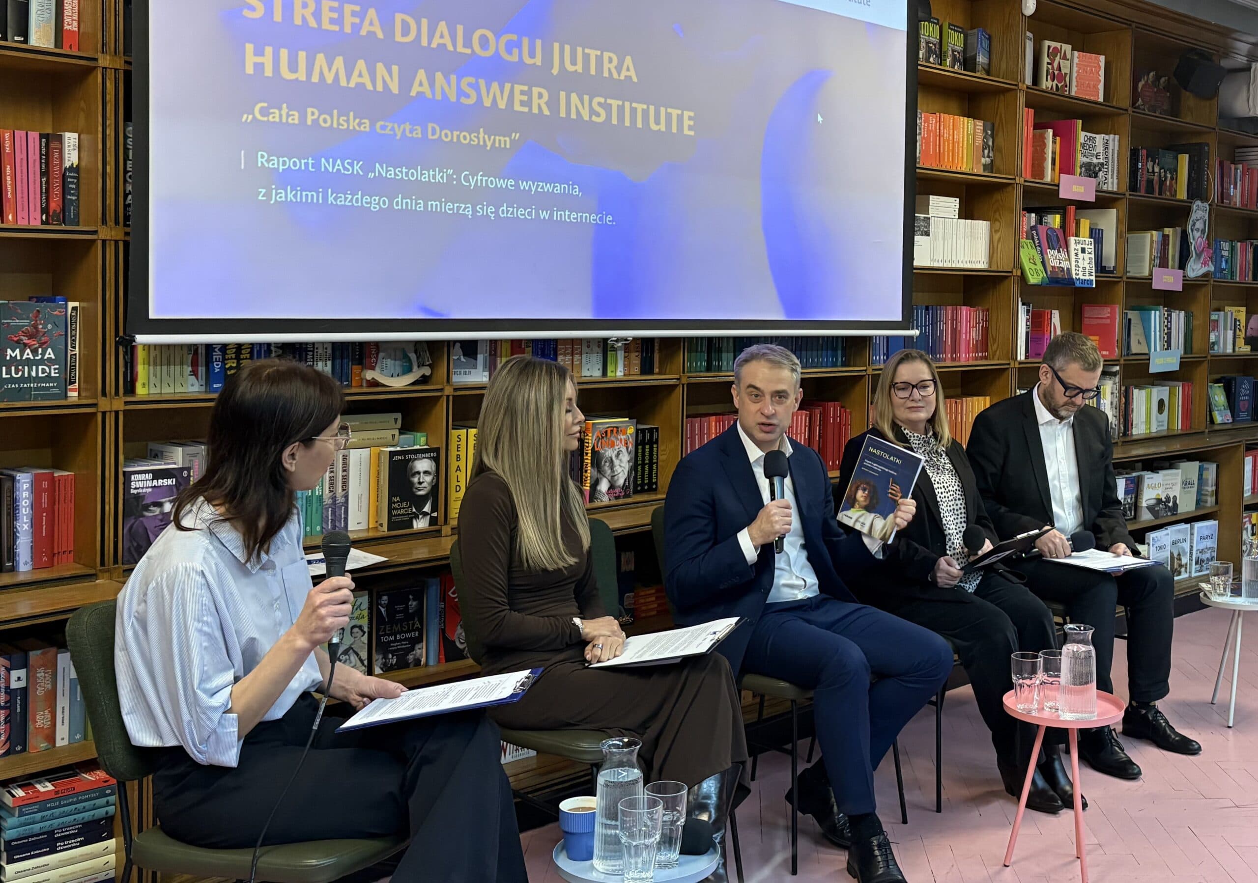 Głośne czytanie Raportu Nastolatki