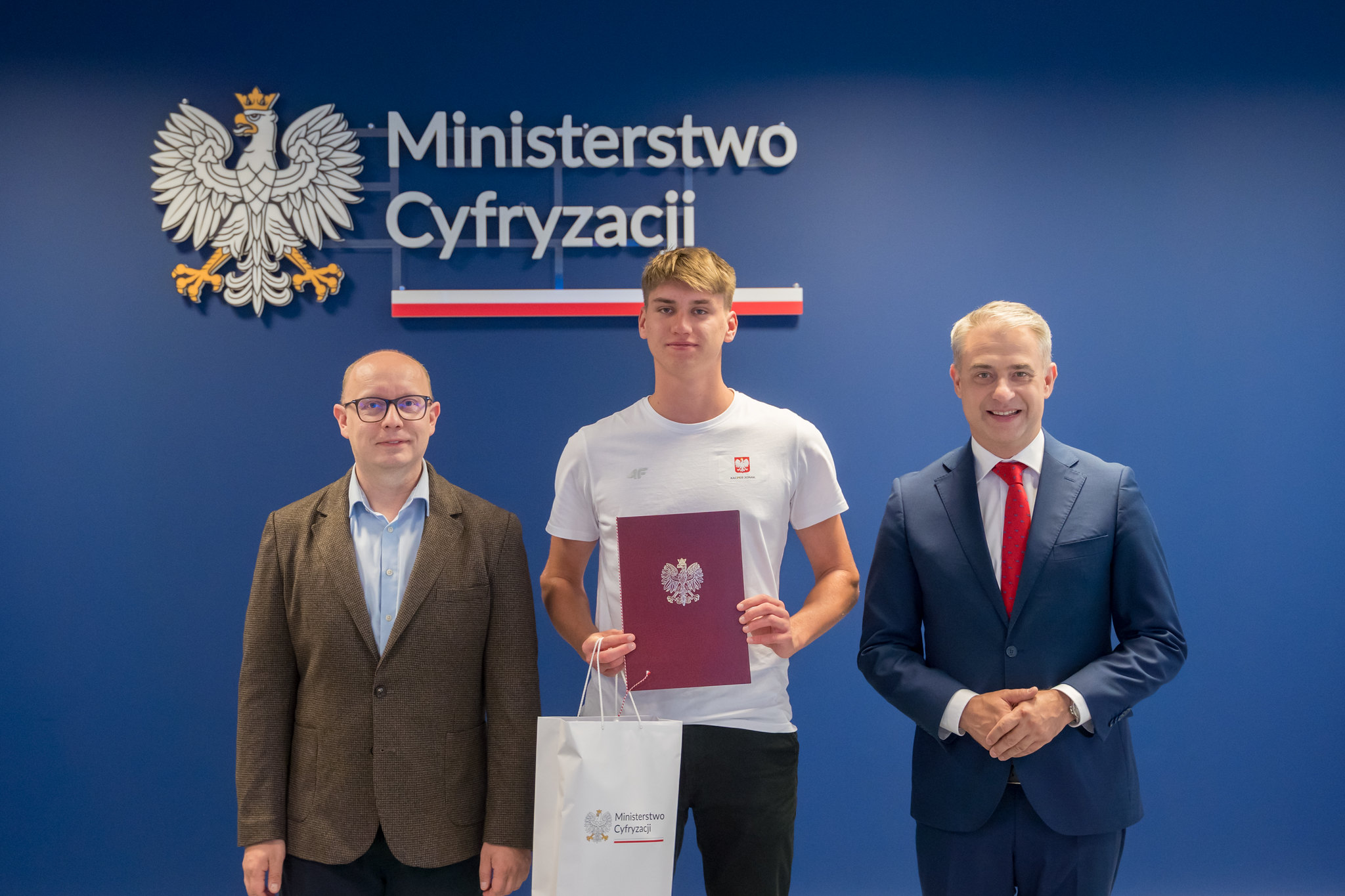 Kacper Jonak z dr. inż. Radosławem Nielkiem i dr. Krzysztofem Gawkowskim.