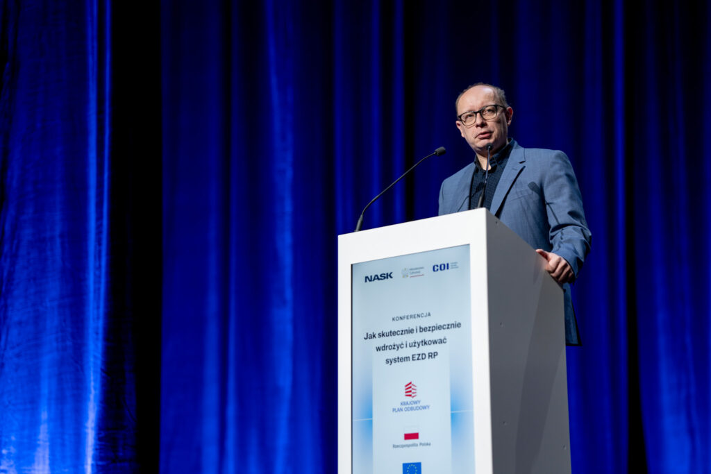 Dyrektor NASK Radosław Nielek na scenie podczas konferencji EZD RP.