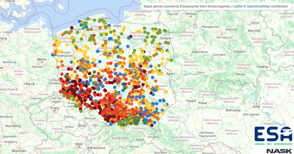 mapa środkowej Europy z zaznaczonymi na terenie Polski punktami pokazującymi jakość powietrza
