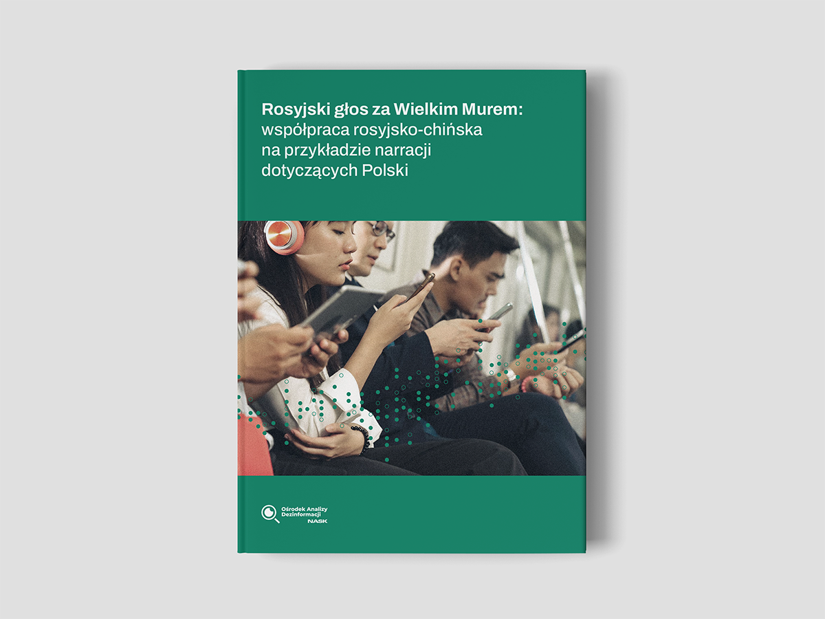 Okładka raportu „Rosyjski głos za Wielkim Murem: współpraca rosyjsko-chińska na przykładzie narracji dotyczących Polski”. Przedstawia grupę osób korzystających ze smartfonów, a na zdjęcie nałożono graficzne elementy symbolizujące analizę danych. W lewym dolnym rogu znajduje się logo Ośrodka Analizy Dezinformacji NASK.